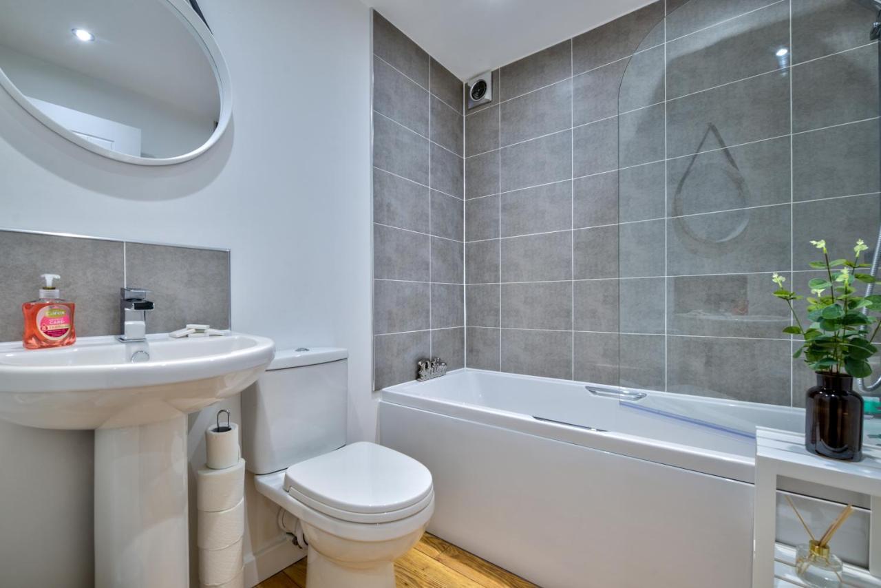 Stamford Central Stay - Stylish 2-Bed Apartment With Wifi エクステリア 写真